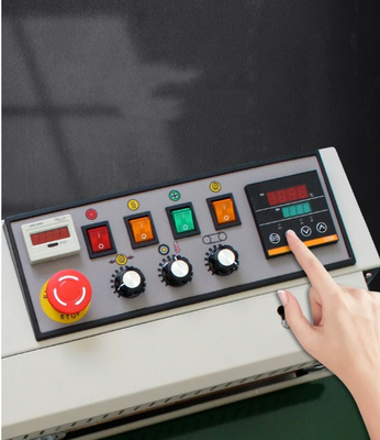 Segador de sacos de plástico de banda contínua para vedação de sacos na área de trabalho a 220V/110V de tensão